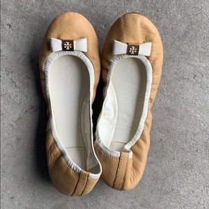 Cream and white Tory Burch bow flat